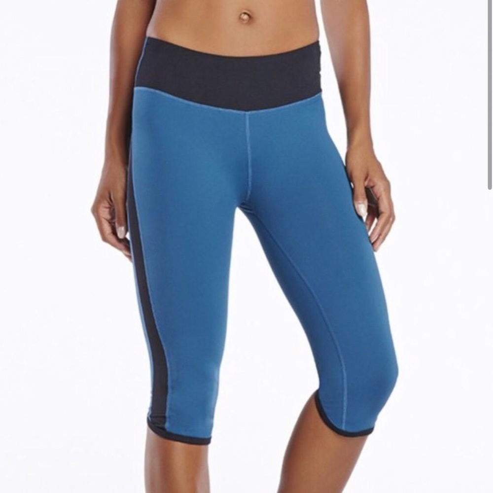 NWT Fabletics Run Rio Capri XS/ 4